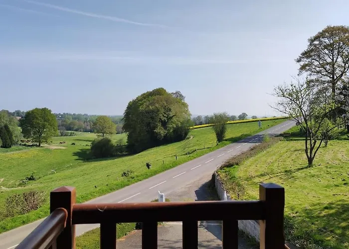 Equipe Au Sein D'une Fermette Apartment Moncy