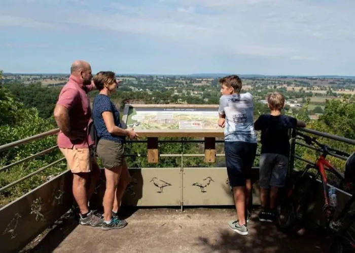 Equipe Au Sein D'une Fermette Moncy