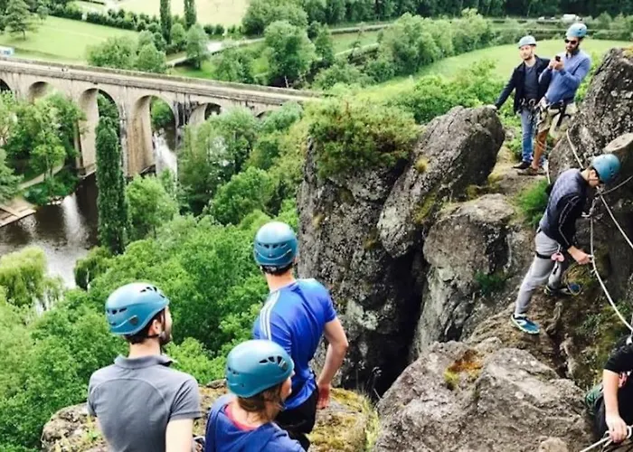 Equipe Au Sein D'une Fermette Moncy